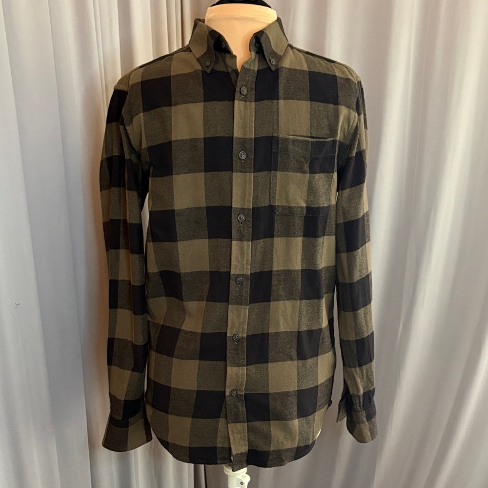 Croft & Barrow Men's Olive Green and Black Plaid Flannel Button-Down Shirt